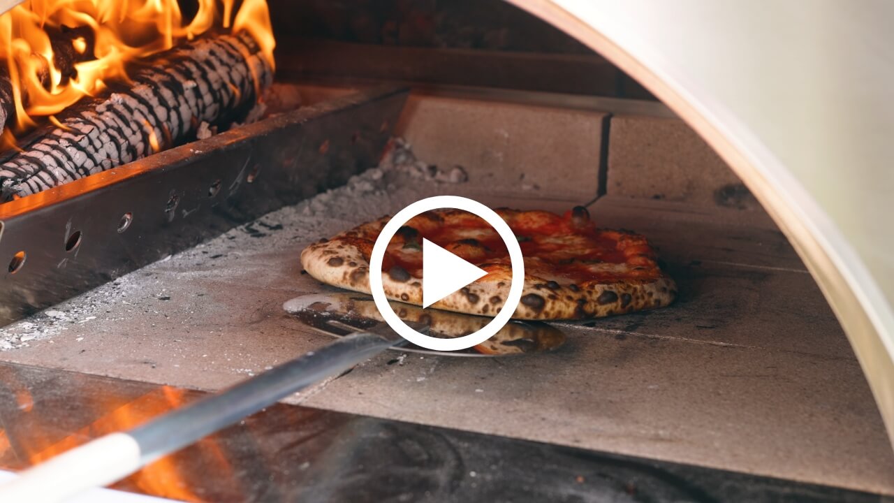 Come fare la pizza nel forno a legna Pulcinella