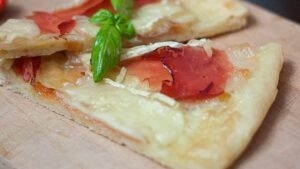 Pizza di Natale formaggio e speck